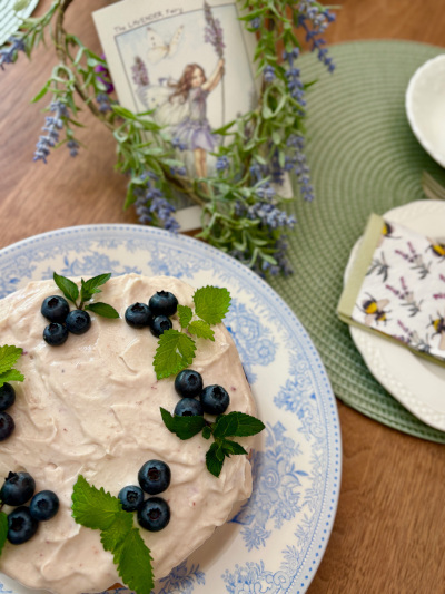 「ラヴェンダーの咲く庭で」をテーマに・Blueberry & Lavender Cake